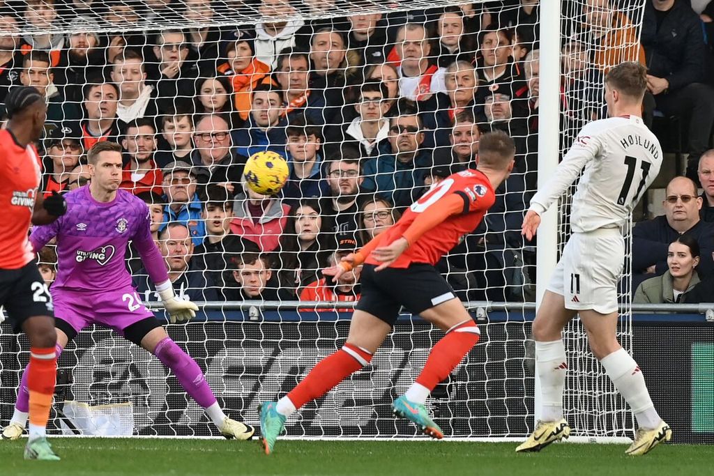 Penyerang Manchester United, Rasmus Hojlund (kanan), mencetak gol kedua ke gawang Luton Town, Minggu (19/2/2024) dini hari WIB. 