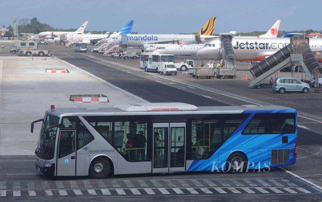 Kesibukan dan deretan pesawat di Bandara Ngurah Rai, Denpasar, Bali, Senin (30/9).