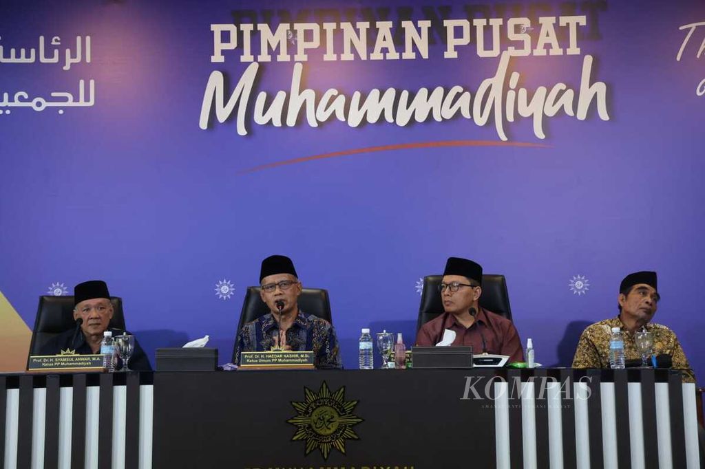 Ketua Umum Pimpinan Pusat (PP) Muhammadiyah Haedar Nashir (kedua dari kiri), didampingi pengurus PP Muhammadiyah lain, memberikan keterangan kepada wartawan dalam konferensi pers, Senin (6/2/2023), di kantor PP Muhammadiyah, Yogyakarta.