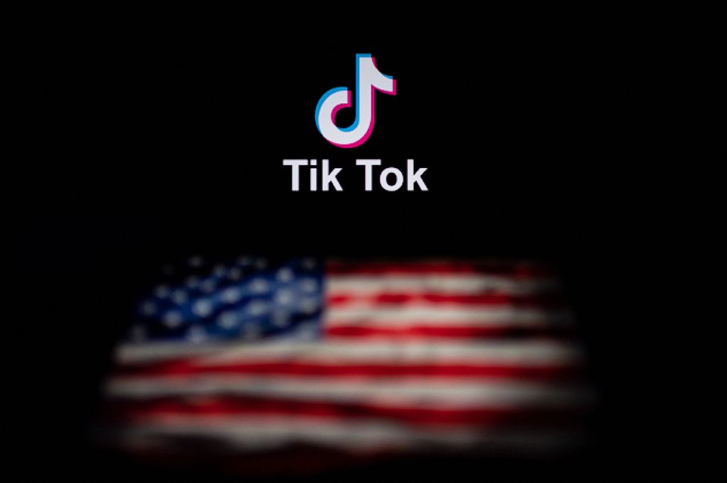 Dalam foto ilustrasi bertanggal 14 September 2020 ini, logo Tiktok dan bendera Amerika Serikat terlihat pada layar dua laptop di Beijing. 
