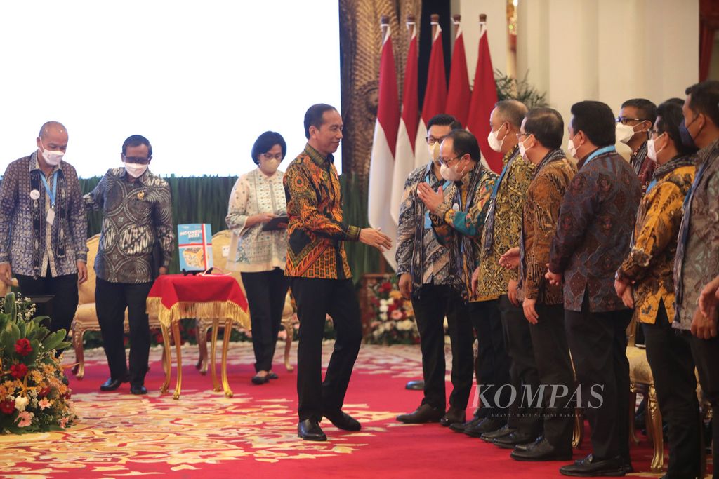 Presiden Joko Widodo menyalami peserta Kompas100 CEO Forum powered by East Ventures seusai memberikan pengarahan pada acara tersebut di Istana Negara, Jakarta, Jumat (2/12/2022). 
