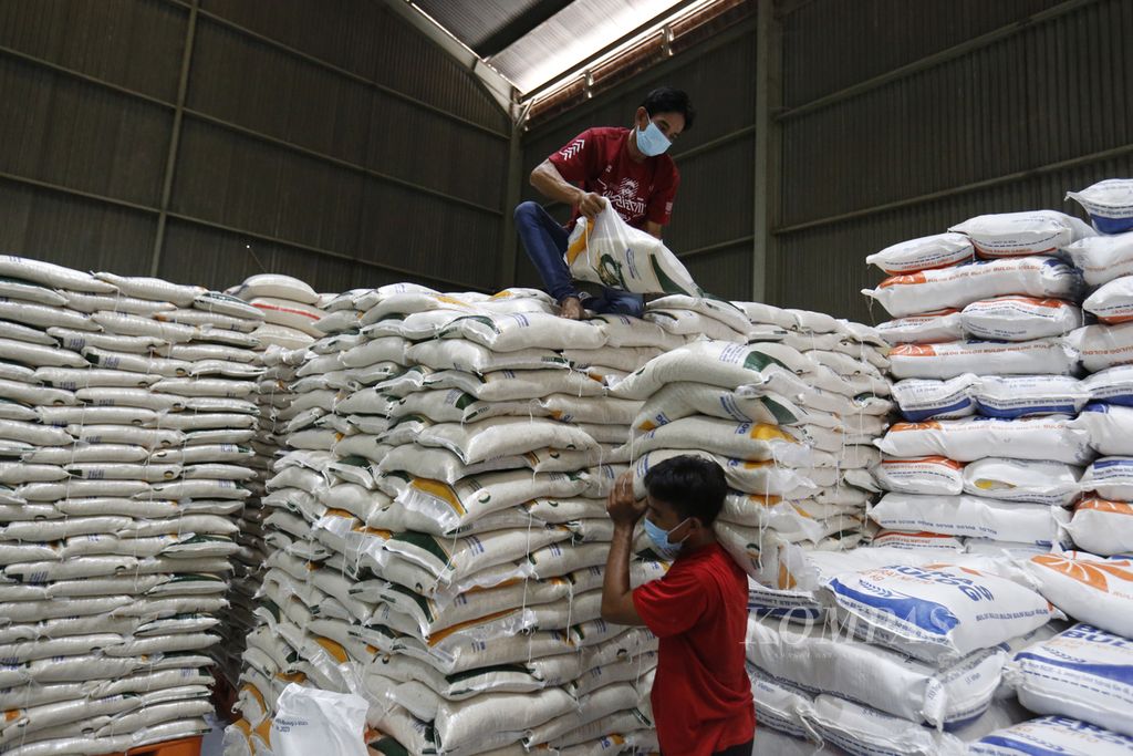 Sejumlah pekerja menyusun beras kemasan 10 kilogram yang dijadikan  cadangan beras pemerintah di gudang Perum Bulog Wilayah Jakarta dan Banten, Kelapa Gading, Jakarta Utara, Kamis (6/4/2023). 