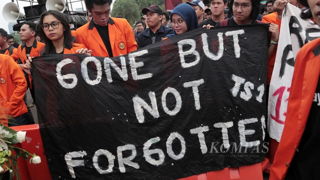 Para mahasiswa yang tergabung dalam Senat Mahasiswa Fakultas Hukum Universitas Katolik Atma Jaya menggelar aksi peringatan Reformasi 20 Tahun Tragedi Semanggi I di depan Istana Negara, Jakarta, Selasa (13/11/2018).