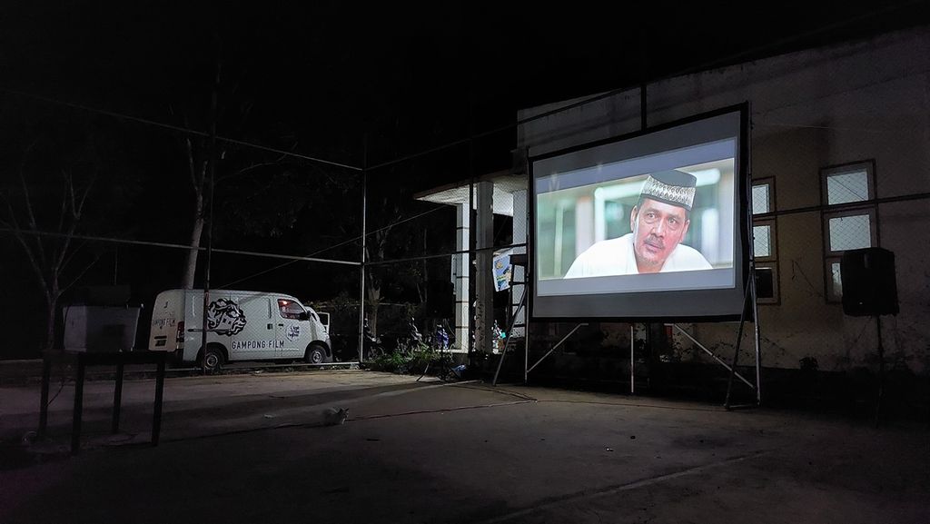 Pembentangan layar tancap perdana program Gampong Film di <i>gampong</i> Dayah Baro, Kecamatan Delima, Kabupaten Pidie, pada Minggu  (28/8/2022) malam.