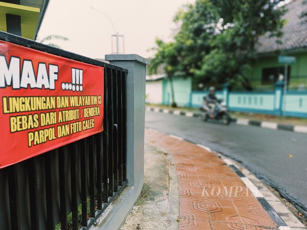 Pemberitahuan tentang larangan pemasangan alat peraga kampanye dipasang di pagar salah seorang warga di RW 013 Kelurahan Panembahan, Kecamatan Kraton, Kota Yogyakarta, Kamis (18/1/2024).