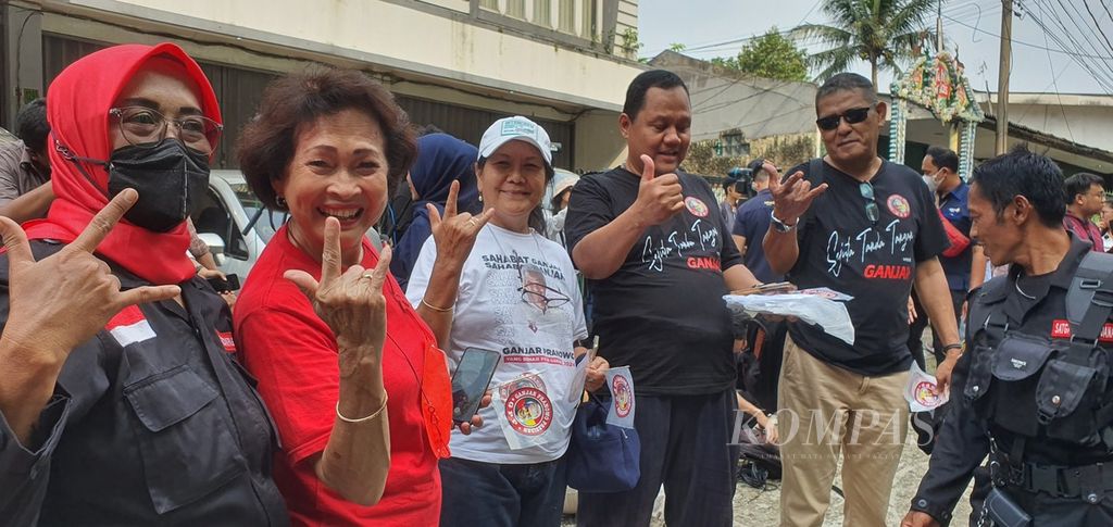 Para sukarelawan, simpatisan, serta kader PDI-P hadir menyemarakkan pengumuman Ganjar Pranowo sebagai calon presiden dari PDI-P di Rumah Batutulis, Kota Bogor, Jumat (21/4/2023).