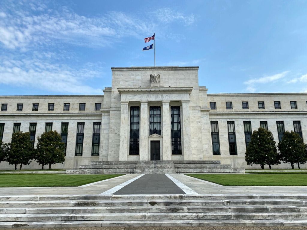 Dalam arsip foto pada 1 Juli 2020 terlihat gedung The Federal Reserve Board di Washington DC, Amerika Serikat. Bank Sentral AS melaporkan penarikan deposito hingga ratusan miliar dollar AS. 