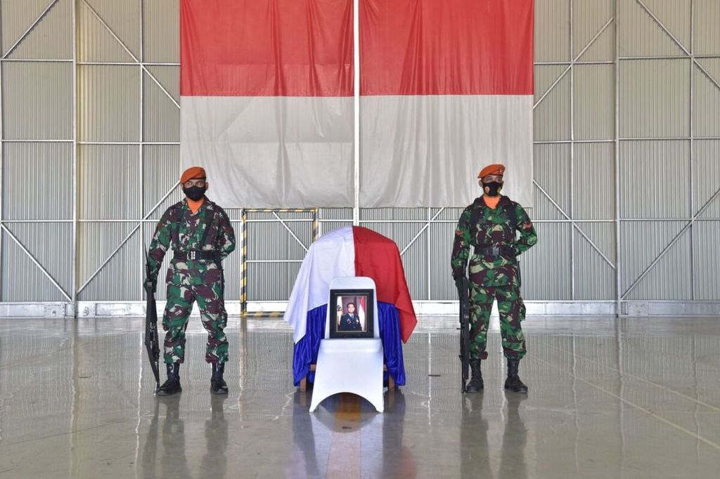 Jenazah Lettu Pnb Allan Syafitra langsung dibawa ke Lanud Iswahjudi, Magetan, Jawa Timur, untuk disemayamkan sejenak di Hanggar Skadron Udara 15, Selasa (19/7/2022).