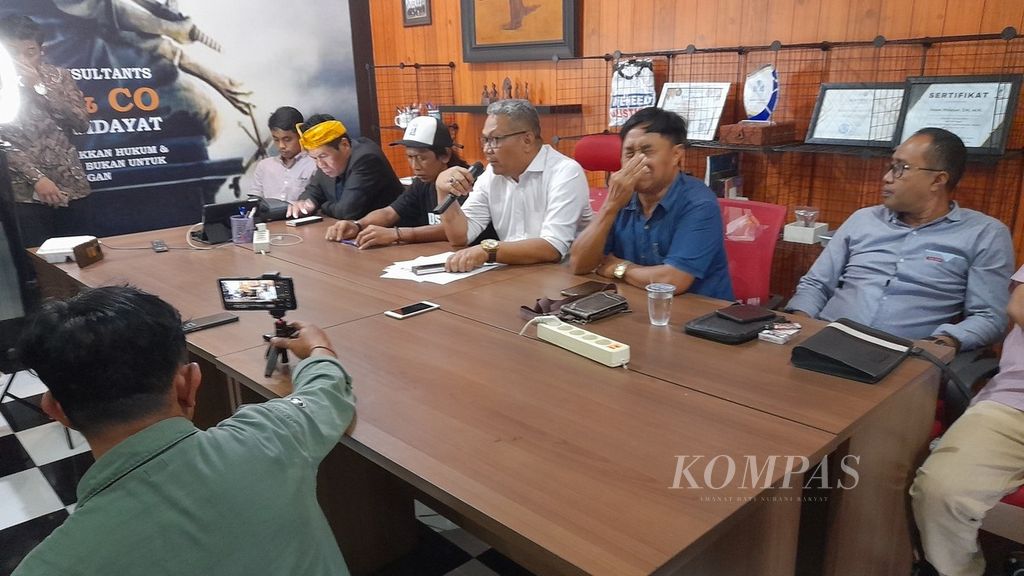 Konferensi pers keluarga korban bersama Tim Advokasi Tragedi Kanjuruhan di Malang, Jawa Timur, dalam menyikapi sidang perdana tragedi yang menewaskan 135 orang yang berlangsung di Pengadilan Negeri Surabaya, Senin (16/1/2023).