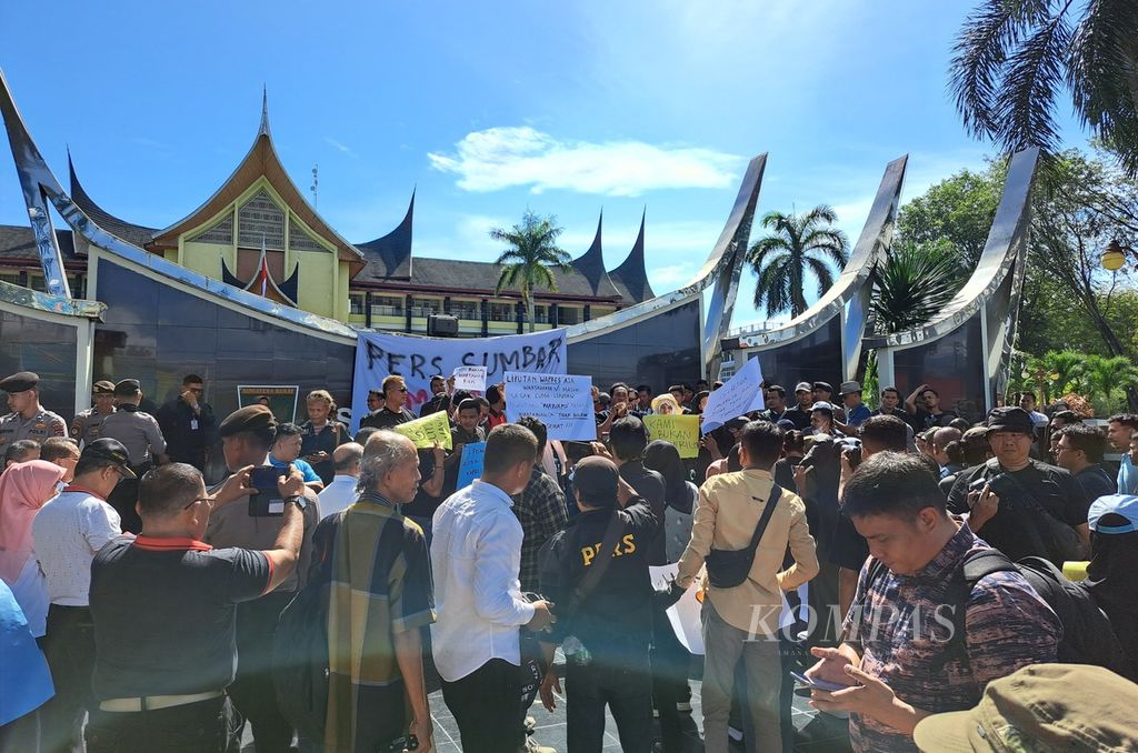 Seratusan jurnalis yang mengatasnamakan masyarakat pers Sumatera Barat berunjuk rasa mengecam upaya penghalang-halangan kerja jurnalis oleh staf Pemerintah Provinsi Sumbar di depan Kantor Gubernur Sumbar, Kota Padang, Sumbar, Rabu (10/5/2023). 