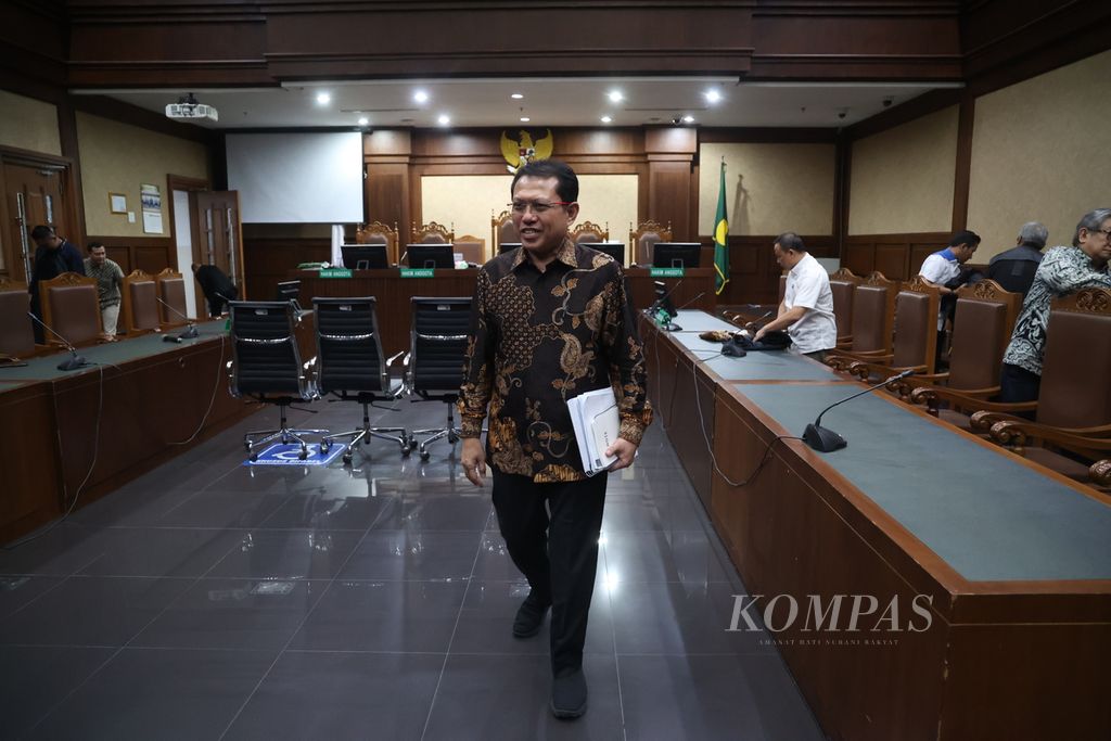 Sekretaris Mahkamah Agung nonaktif Hasbi Hasan usai menjalani sidang pembacaan tuntutan di Pengadilan Tindak Pidana Korupsi Jakarta, Kamis (14/3/2024). 