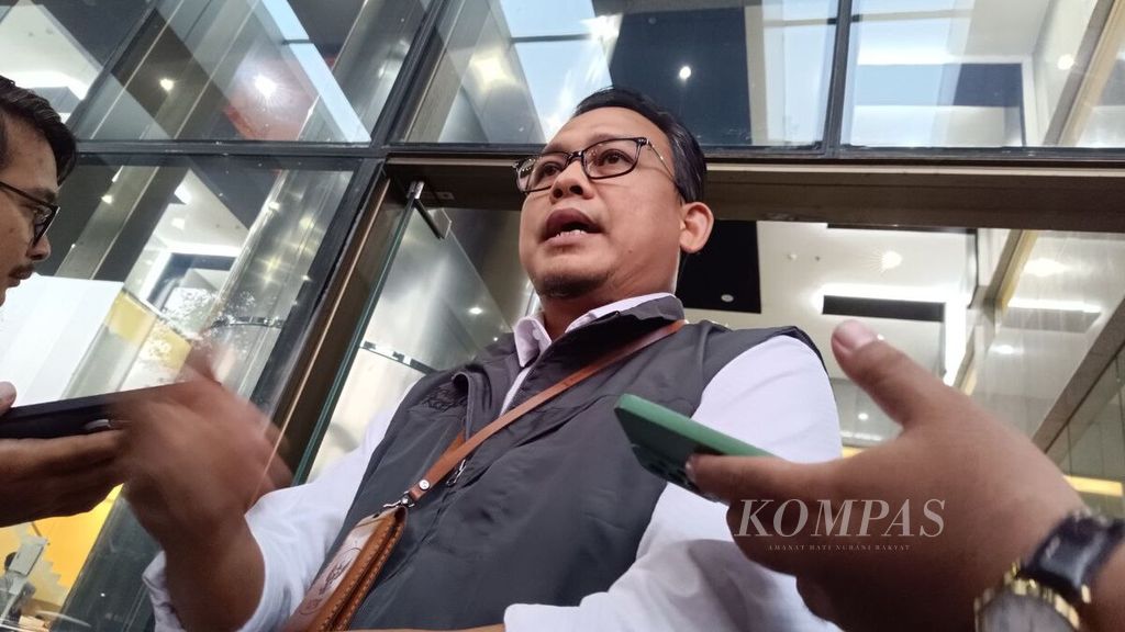 Kepala Bagian Pemberitaan Ali Fikri saat memberikan keterangan kepada media di Gedung Merah Putih Komisi Pemberantasan Korupsi, Rabu (8/5/2024).