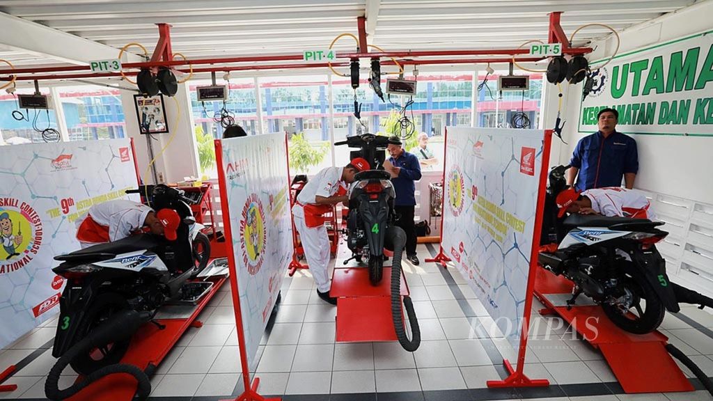 Peserta mengikuti kontes keterampilan teknik sepeda motor bertajuk Astra Honda Skill Contest (AHSC) for Vocational School 2018 di SMK Mitra Industri MM 2100, Cikarang, Bekasi, Jawa Barat, Selasa (16/10/2018). 