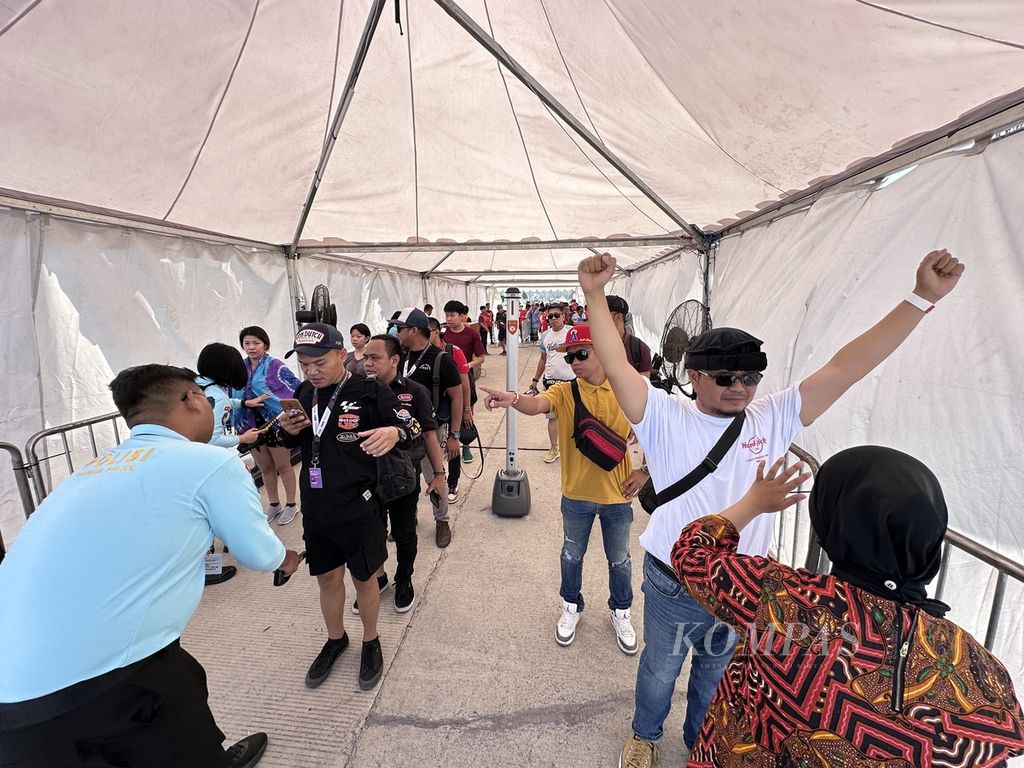 Petugas keamanan memeriksa para penonton yang akan ke tribun masing-masing untuk menyaksikan sesi Sprint Race atau Balap Sprint pada ajang MotoGP di Sirkuit Internasional Pertamina Mandalika di Kuta, Pujut, Lombok Tengah, Nusa Tenggara Barat, Sabtu (14/10/2023).