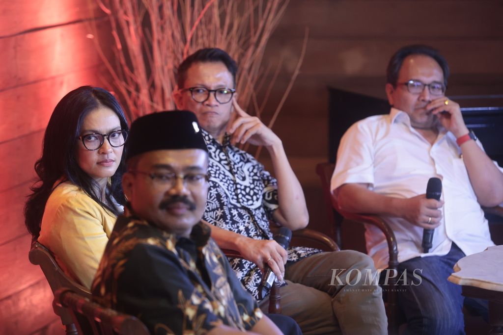 Pemikir kebinekaan Sukidi, sutradara film Lola Amaria, Direktur Eksekutif Amnesty International Indonesia Usman Hamid, dan wartawan senior <i>Kompas </i>Budiman Tanuredjo (kiri ke kanan) menjadi pembicara dalam Obrolan Republik di Bentara Budaya Jakarta, Senin (2/10/2023). 