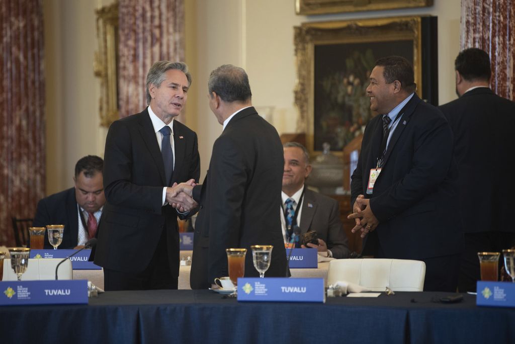 Menteri Luar Negeri Amerika Serikat (AS) Antony Blinken (kiri) menyapa pejabat tinggi dari negara-negara Kepulauan Pasifik pada Konferensi Tingkat Tinggi AS-Negara Kepulauan Pasifik di Departemen Luar Negeri AS di Washington, Rabu (28/9/2022). (AP Photo/Kevin Wolf)