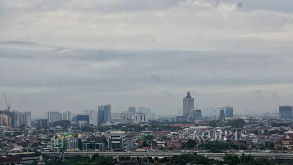 Awan mendung menyelimuti langit Jakarta pada Rabu (3/1/2024) pagi. Badan Meteorologi, Klimatologi, dan Geofisika (BMKG) memprediksi kondisi hujan intensitas ringan hingga lebat, termasuk cuaca ekstrem, berpotensi terjadi pada awal hingga pertengahan Januari 2024 di sejumlah wilayah di Indonesia.