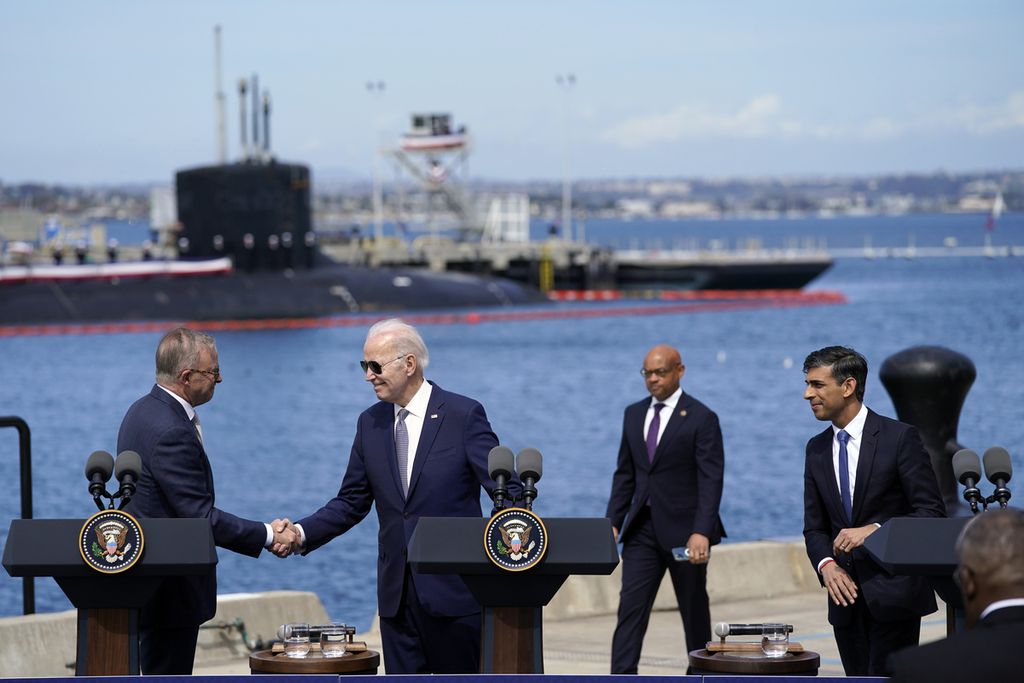 Perdana Menteri Australia Anthony Albanese (kiri) berjabat tangan dengan Presiden  Amerika Serikat Joe Biden dengan Perdana Menteri Inggris Rishi Sunak di lokasi yang sama pada konferensi pers di Pangkalan Angkatan Laut Loma di San Diego, Amerika Serikat, Senin  (13/3/2023). (AP Photo/Evan Vucci)