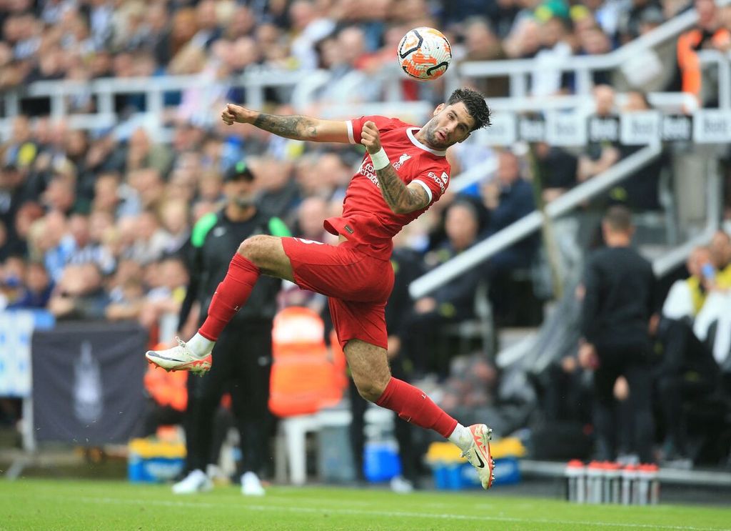Gelandang Liverpool Dominik Szobozlai menyundul bola dalam pertandingan Liga Inggris antara Liverpool dan Aston Villa di Stadion Anfield, Liverpool, Minggu (3/9/2023). Liverpool mengalahkan Villa, 3-0. Gol pertama diciptakan Szobozlai menit ke-3. 