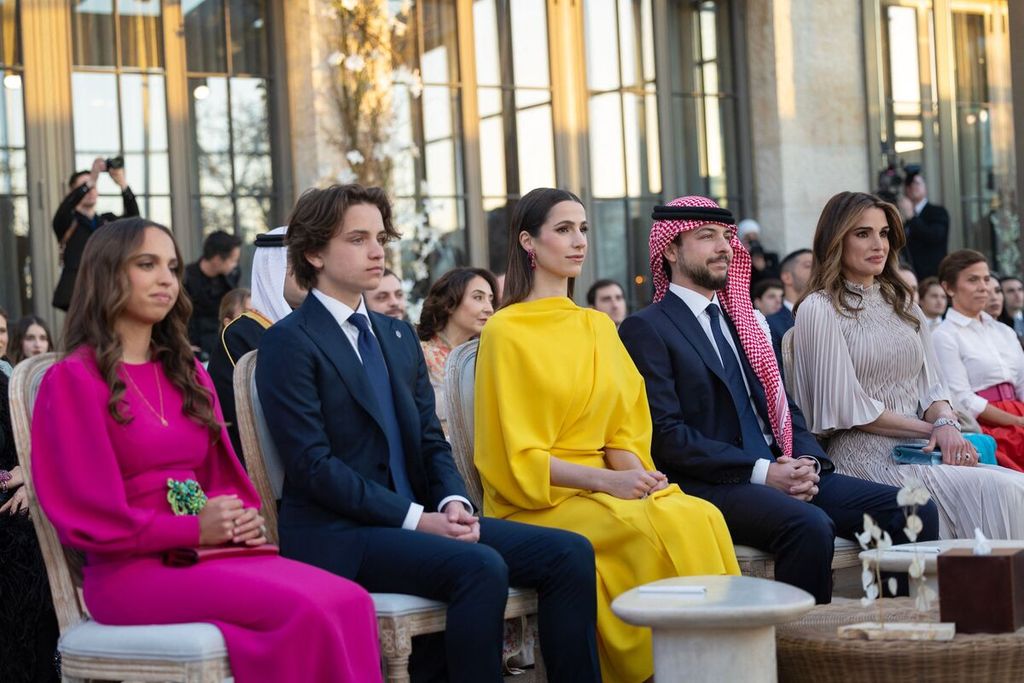 (Dari kiri ke kanan) Putri Salma, Pangeran Hashem, Rajwa al-Saif, Putra Mahkota Pangeran Hussein, dan Ratu Rania menghadiri upacara pernikahan Putri Iman dan Thermiotis (tidak terlihat) di Amman, Jordania, Minggu (12/3/2023). 