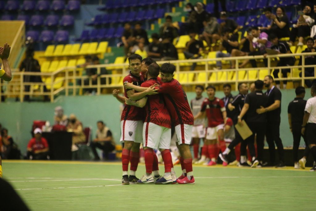 Para pemain Pendekar United merayakan gol saat melawan Kancil WHW Pontianak pada pekan pertama Liga Futsal Profesional Indonesia 2022 di GOR POPKI Cibubur, Minggu (8/1/2023). Pertandingan berakhir imbang, 3-3.