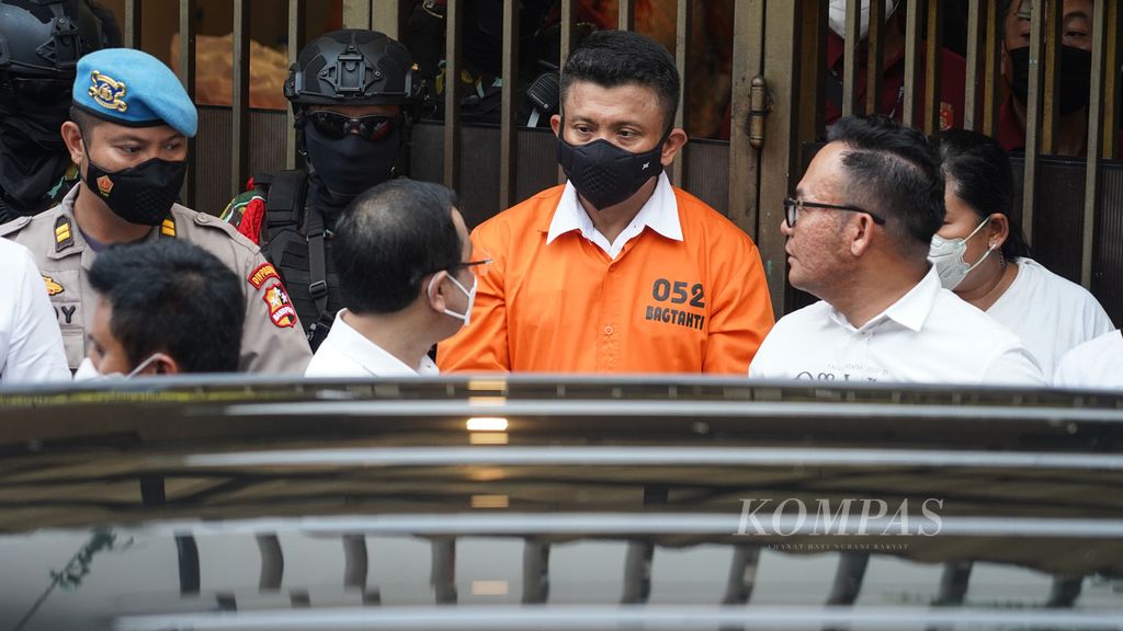Tersangka Ferdy Sambo saat mengikuti rangkaian rekonstruksi pembunuhan Brigadir Nofriansyah Yosua Hutabarat di rumah dinasnya di Kompleks Rumah Dinas Polri, Jalan Duren Tiga Utara, Jakarta Selatan, Selasa (30/8/2022). 
