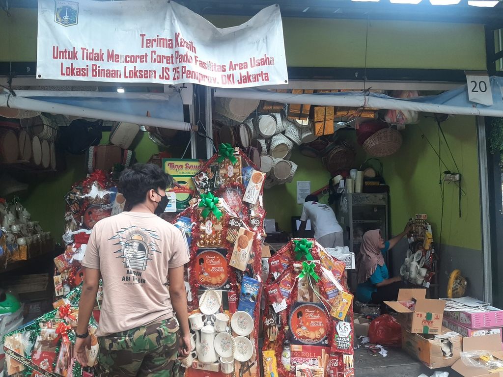Pembeli parsel di Pasar Barito, Kebayoran Baru, Jakarta Selatan, Jumat (23/12/2022). Penjualan parsel sebagai hantaran Natal mulai ramai.