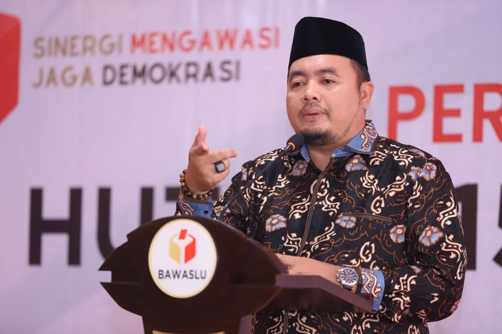 Anggota Komisi Pemilihan Umum (KPU), Mochammad Afifuddin, hadir dan memberikan sambutan dalam acara perayaan HUT Ke-15 Bawaslu di Jakarta, Minggu (10/4/2023).