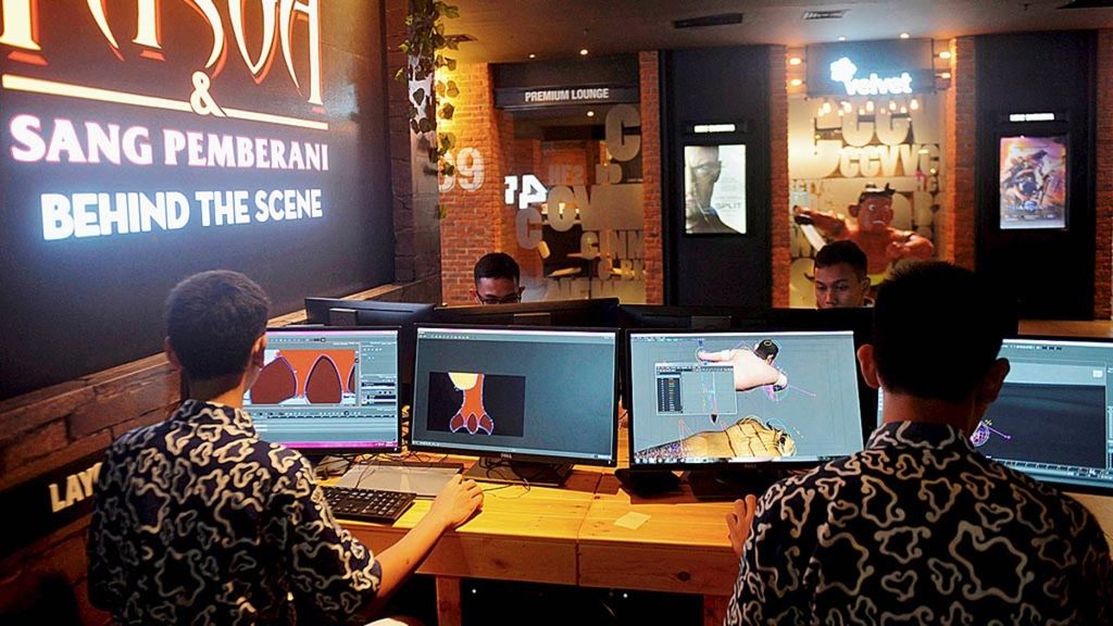 Siswa SMK Raden Umar Said, Kudus, mendemonstrasikan kemampuan mereka dalam membuat animasi film saat peluncuran film "Pasoa & Sang Pemberani" di CGV Cinemas Grand Indonesia, Jakarta, akhir Februari 2017. 