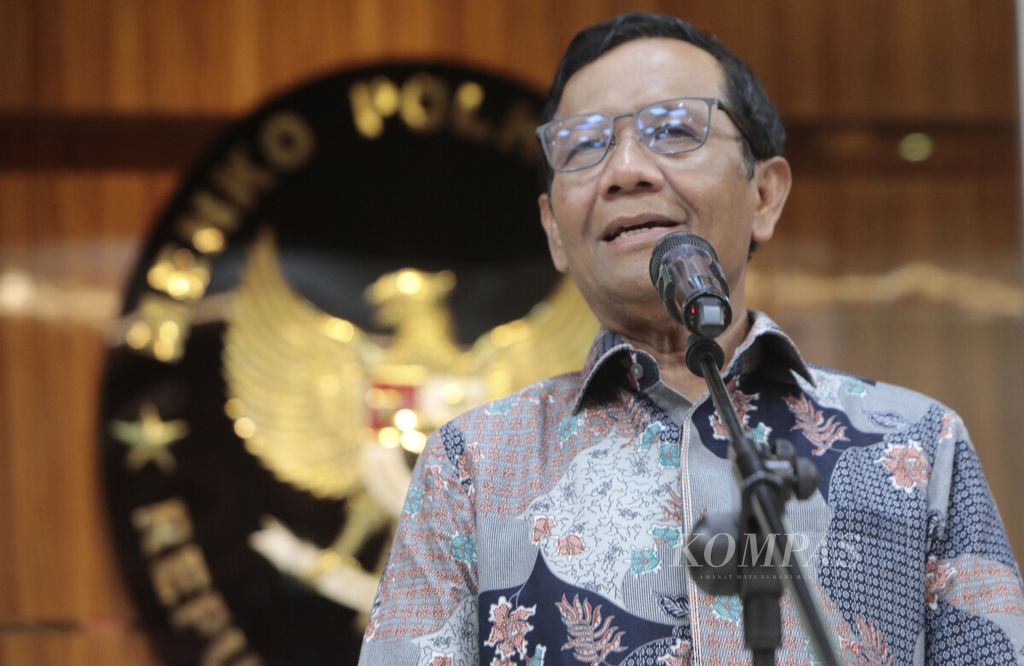 Menko Polhukam Mahfud MD menyampaikan keterangan di Kantor Kemenko Polhukam, Jakarta, Kamis (1/2/2024). 