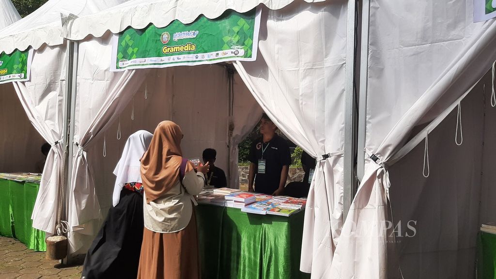 Bazar buku dalam peringatan Hari Buku Nasional di Taman Alun Kapuas, Kota Pontianak, Kalimantan Barat, Rabu (17/5/2023).