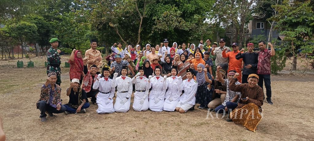 Masyarakat Kelurahan Tunggulwulung dan penyandang disabilitas di Kota Malang, Jawa Timur, Kamis (17/8/2023), berposes seusai upacara peringatan HUT Ke-78 RI secara inklusif. 