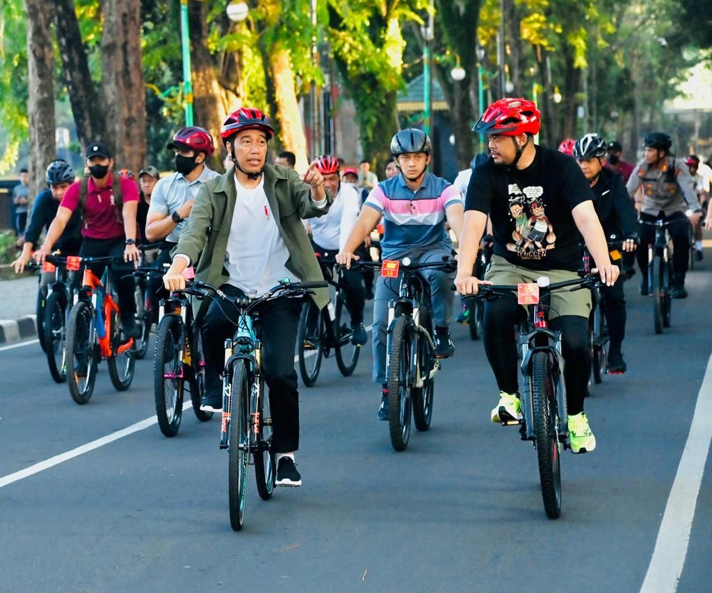 Presiden Joko Widodo berkeliling dengan bersepeda di Kota Medan, Sumatera Utara, Minggu (12/2/2023).