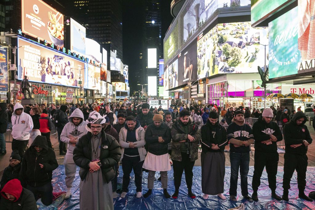 Warga shalat Tarawih di sekitar Times Square, New York, Amerika Serikat, Minggu (10/3/2024).