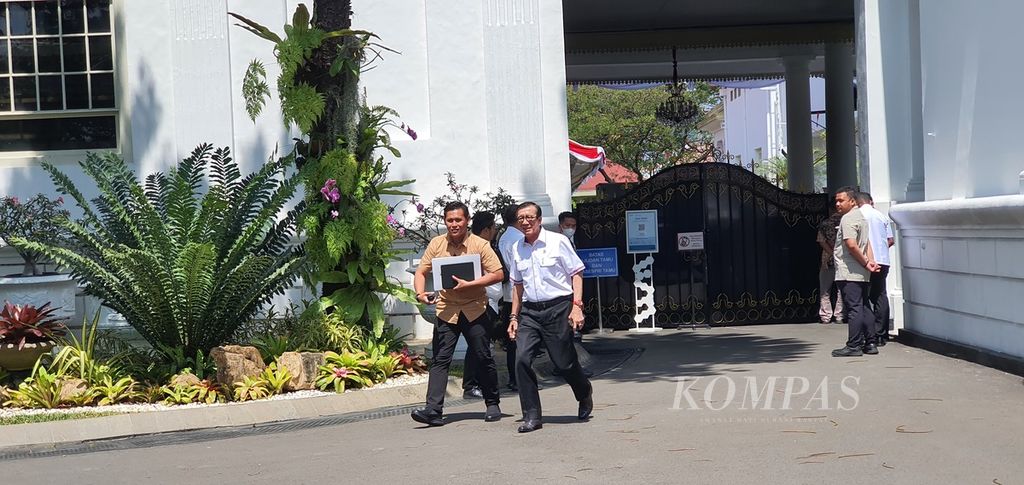 Menteri Hukum dan Hak Asasi Manusia Yasonna H Laoly meninggalkan Istana Merdeka, Jakarta, seusai mengikuti rapat tertutup terkait kebijakan bebas visa, Selasa (1/8/2023).