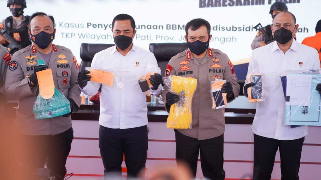 Suasana konferensi pers penyalahgunaan BBM subsidi jenis solar di Gudang PT Aldi Perkasa Energi, Kecamatan Jakenan, Kabupaten Pati, Jawa Tengah, Selasa (24/5/2022). Dalam kasus tersebut, 12 orang yang terlibat dalam penyalahgunaan BBM subsidi ditetapkan sebagai tersangka. Modus yang digunakan para tersangka adalah membeli BBM bersubsidi dengan harga Rp 5.150 per liter kemudian menjualnya kembali kepada para nelayan dengan harga Rp 10.000 - Rp 11.000 per liter. Harga itu lebih murah dari harga pasaran solar industri sebesar Rp 19.900 per liter. 