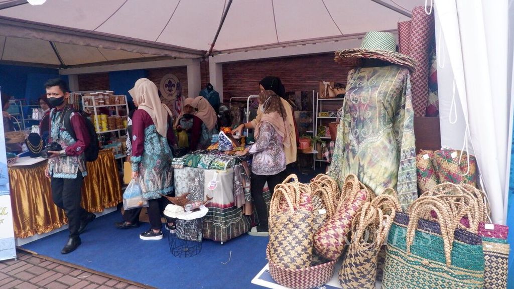 Pengunjung melihat produk-produk usaha mikro, kecil, dan menengah (UMKM) dalam kegiatan kampanye Gerakan Nasional (Gernas) Bangga Buatan Indonesia (BBI) di Banjarmasin, Kalimantan Selatan, Jumat (22/7/2022). 