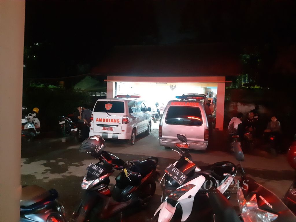 Suasana di sekitar kamar jenazah di Rumah Sakit Daerah Gunung Jati, Kota Cirebon, Jawa Barat, Selasa (9/4/2024) malam. Sejumlah orang menunggu kabar dari empat jenazah yang diduga meninggal dalam <i>septic tank</i> CSB Mall pada Selasa siang.