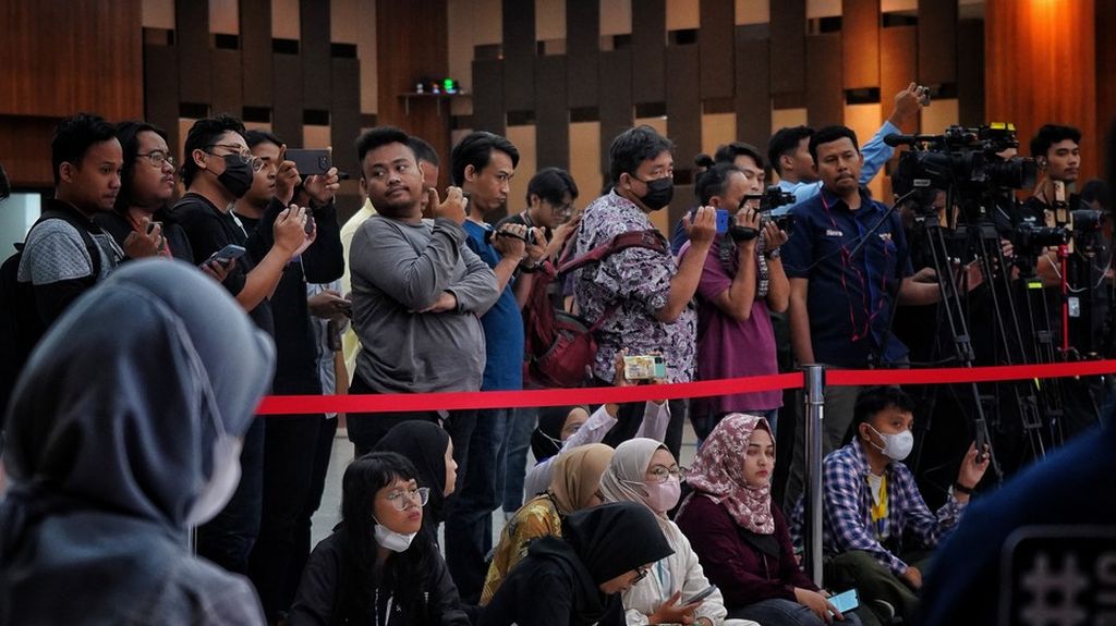 Para jurnalis saat meliput konferensi pers pengungkapan jaringan internasional tindak pidana perdagangan orang dengan korban tereksploitasi di Myanmar di Aula Bareskrim Mabes Polri, Jakarta, Selasa (16/5/2023). 