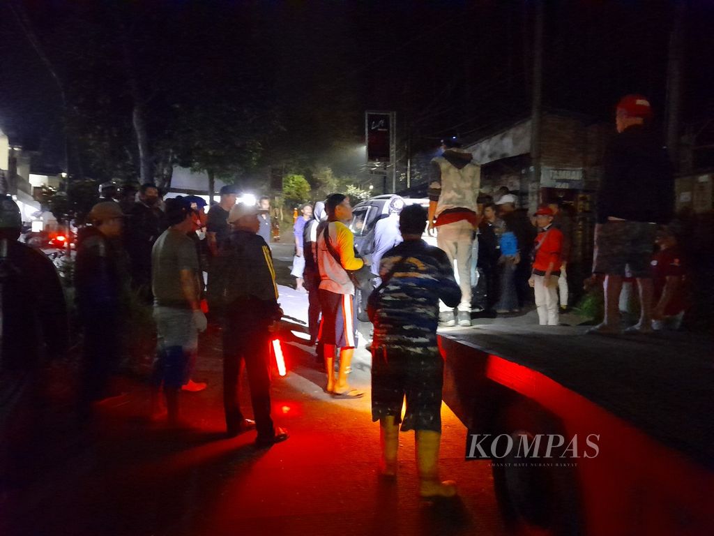 Upaya evakuasi minibus yang terlibat kecelakaan di jalur Klemuk, Kelurahan Songgokerto, Kota Batu, Jawa Timur, Selasa (16/5/2023) malam.