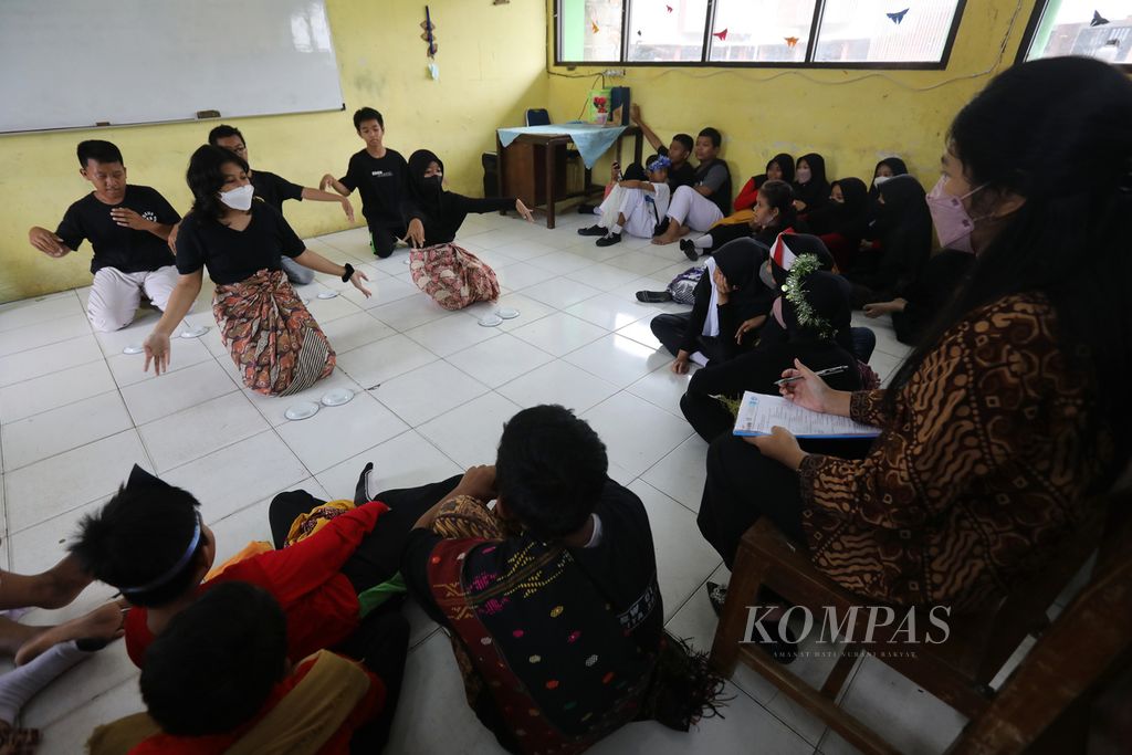 Guru menilai penampilan kelompok siswa yang menyuguhkan tarian untuk tugas proyek tema Kebinekaan Global sebagai bagian dari pelaksanaan Kurikulum Merdeka di SDN 117, Pondok Bambu, Jakarta, Kamis (17/11/2022). 