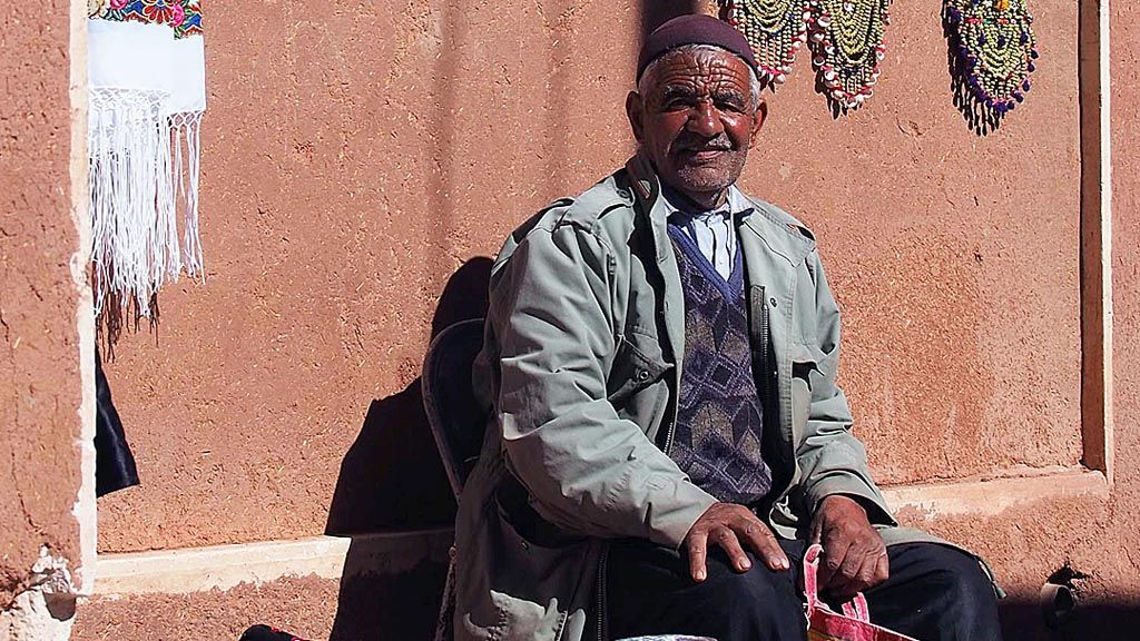 Seorang pria penduduk asli Abyaneh menjual cinderamata.