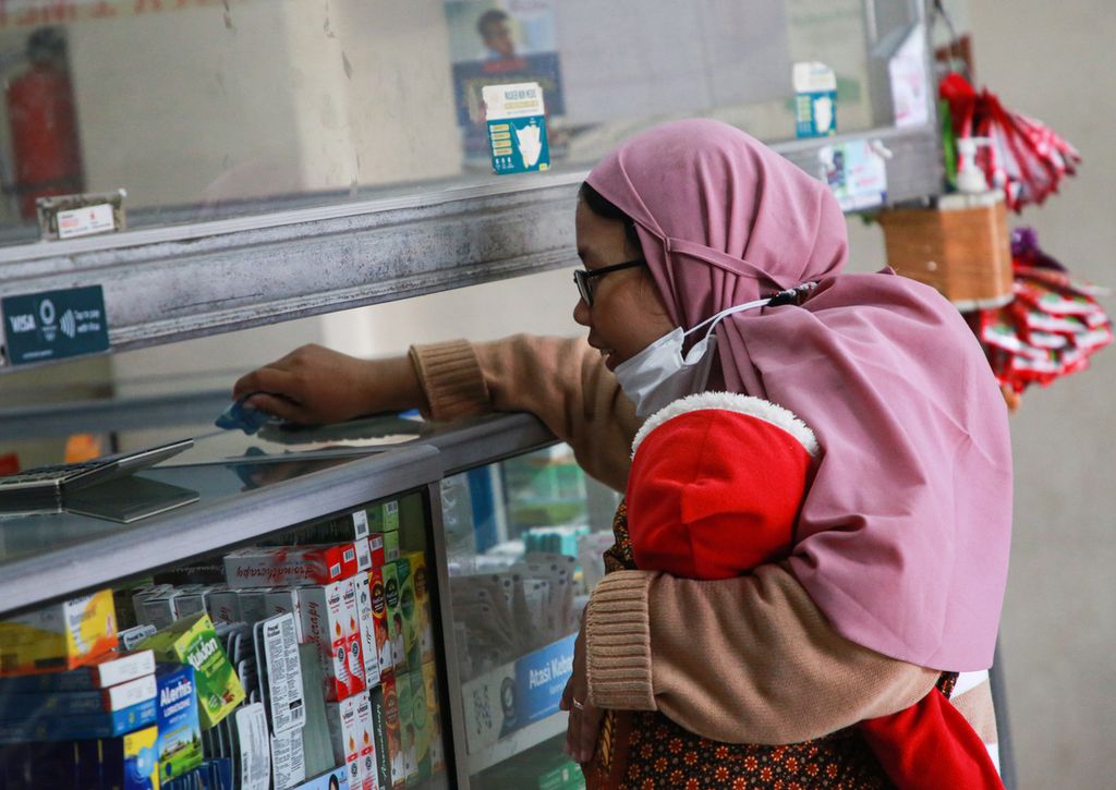 Seorang ibu membeli obat di apotek Wisnu, Ciledug, Kota Tangerang, Banten, Minggu (23/10/2022). Kemenkes mengeluarkan surat edaran Nomor: SR.01.05/III/3461/2022 pada Rabu (19/10/2022) tentang Kewajiban Penyelidikan Epidemiologi, dan Pelaporan Kasus Gangguan Ginjal Akut Atipikal.