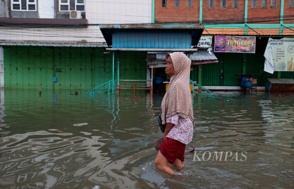 Banjir besar yang terjadi dalam beberapa hari ini mengganggu aktivitas perekonomian warga di Kampung Tambakrejo, Kecamatan Gayamsari, Kota Semarang, Jawa Tengah, Jumat (15/3/2024). 