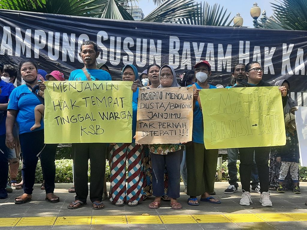 Para warga Kampung Bayam melakukan aksi di depan Balai Kota, Jakarta, Kamis (16/3/2023). 