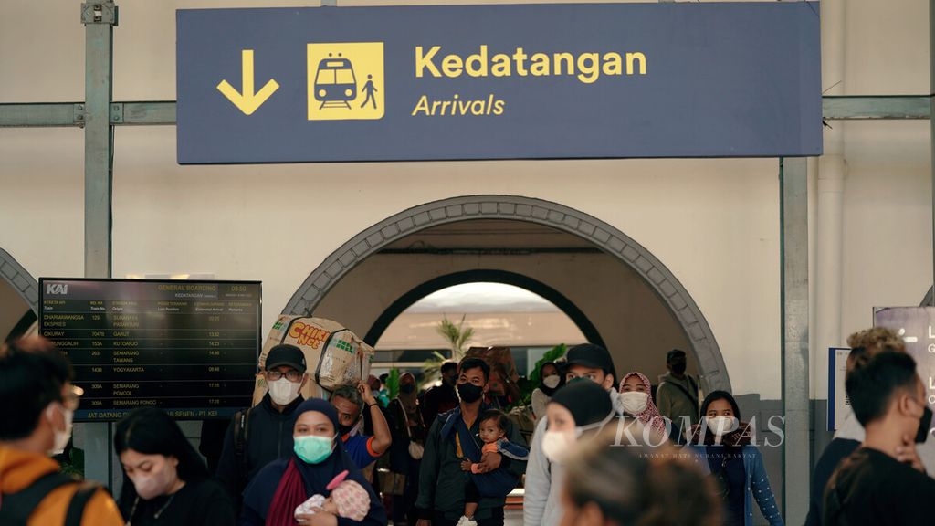 Penumpang KA Jaka Tingkir (Solo-Jakarta) tiba di Stasiun Pasar Senen, Jakarta Pusat, Minggu (8/5/2022). Kedatangan penumpang dari daerah lain tujuan Daop 1 Jakarta mulai terdapat peningkatan. 