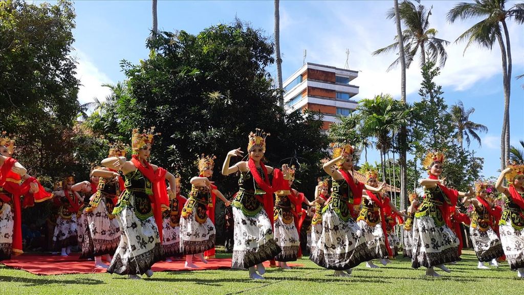 Puluhan penari gandrung dari Sanggar Tari Gandrung Arum, Rabu (7/8/2019), menarikan tarian khas Banyuwangi, Jawa Timur, itu di halaman Hotel Grand Inna Bali Beach, Sanur, Denpasar.