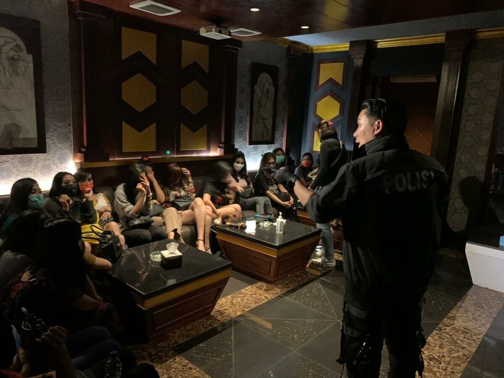 Ilustrasi. Petugas Badan Reserse Kriminal Polri saat menggerebek sebuah lokasi prostitusi dan tempat hiburan malam di BSD, Tangerang Selatan, Banten, Rabu (19/8/2020) malam.