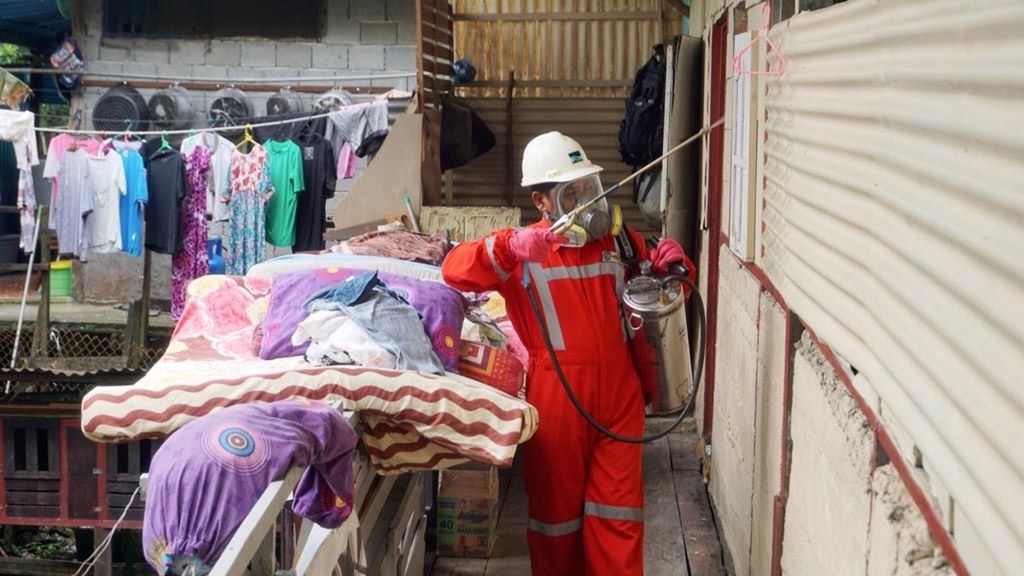 Petugas dari Pusat Pengendalian Malaria Mimika menyemprotkan obat insektisida dalam program IRS atau <i>indoor residual spraying</i>, Kamis (28/2/2019), di Jalan A Yani, Timika, Papua. IRS dilakukan enam bulan sekali untuk memutus rantai penularan malaria oleh nyamuk <i>anopheles</i> betina yang biasa beraktivitas pada pukul 18.00 hingga 06.00.