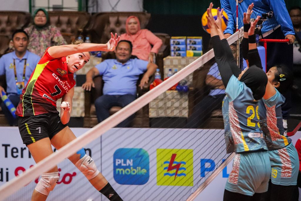 Jakarta Pertamina Enduro player Ivana Vanjak (left) performs a smash during a match against Jakarta Electric PLN in the 2024 Proliga in Gresik, East Java, on Saturday (18/5/2024).